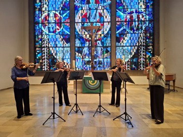 Vier Violinen im Altarraum der Auferstehungskirche in Bad Oeynhausen