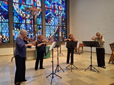 Vier Violinen im Altarraum der Auferstehungskirche in Bad Oeynhausen