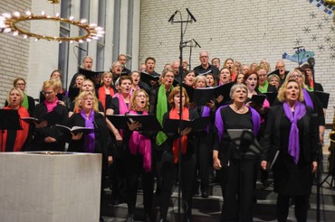 Gladsaxe rytmiske kor synger koncert i en kirke