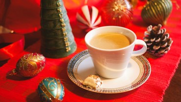 Kop kaffe omgivet af julepynt