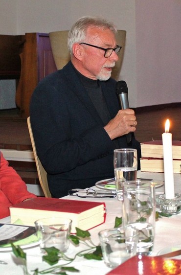 Johannes Schulte, Vorsitzender des Presbyteriums, begrüßt die Gottesdienstgäste Johannes Schulte, Vorsitzender des Presbyteriums, begrüßt die Gottesdienstgäste