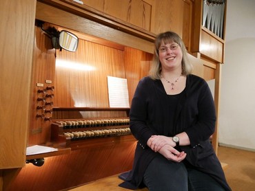 Annika Eisenberg an der Orgel in der Kreuzkirche Hüsten Annika Eisenberg an der Orgel in der Kreuzkirche Hüsten