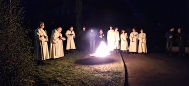 An der Feuerschale kamen wir zusammen An der Feuerschale kamen wir zusammen