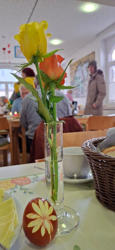 Liebevoll dekorierte Tische und leckeres Frühstück Liebevoll dekorierte Tische und leckeres Frühstück