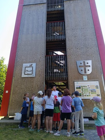 Interessiertes Zuhören am Lattbergturm