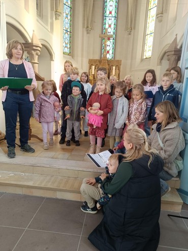 Die Kinder singen für die Gemeinde