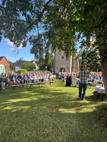 Gottesdienstbesucher beim ökumenischen Gottesdienst auf dem Käsemarkt