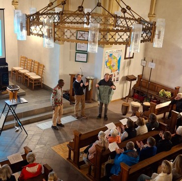 Unser Chorleiter Dennis Pape vom ev. Kirchenchor Brakel hat das TZ-Hemd geschenkt bekommen. Unser Chorleiter Dennis Pape vom ev. Kirchenchor Brakel hat das TZ-Hemd geschenkt bekommen.