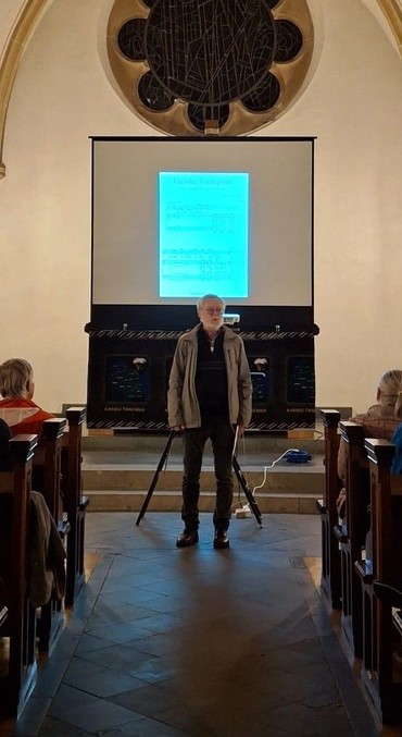 Der Verein Urafiki e.V. (Vorsitzender Peter Dyckhoff) hat Frederick eingeladen und den Flug finanziert. Der Verein Urafiki e.V. (Vorsitzender Peter Dyckhoff) hat Frederick eingeladen und den Flug finanziert.