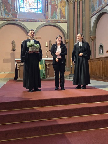Das Bild zeigt das Pfarrerehepaar Wippich mit der 2. Vorsitzenden des Presbyteriums bei der Begrüßung
