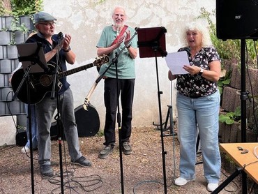 Angelika Dahlhaus begrüßte die Gäste und führte in den Mitsing-Nachmittag ein. Angelika Dahlhaus begrüßte die Gäste und führte in den Mitsing-Nachmittag ein.