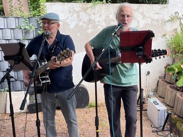 Johannes Romann (links) und Jochen Girulat (rechts) mit ihren Gitarren haben aus einem reichen Liederschatz angestimmt und die mehr als 60 Gäste zum begeisterten Mitsingen bewegt. Johannes Romann (links) und Jochen Girulat (rechts) mit ihren Gitarren haben aus einem reichen Liederschatz angestimmt und die mehr als 60 Gäste zum begeisterten Mitsingen bewegt.