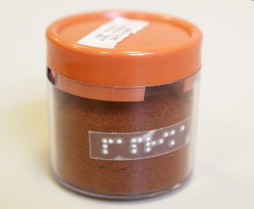 Wer seine Gewürze – hier Paprika – mit Blindenschrift kennzeichnet, kann sie leicht unterscheiden. Wer seine Gewürze – hier Paprika – mit Blindenschrift kennzeichnet, kann sie leicht unterscheiden.