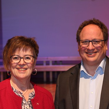 Die neue und alte Vorsitzende und ihr Stellvertreter: Beatrix Hieronimus mit Pfarrer Sven Wollert. (Bild: Kirchenkreis Hofgeismar-Wolfhagen / U. Reinhardt)