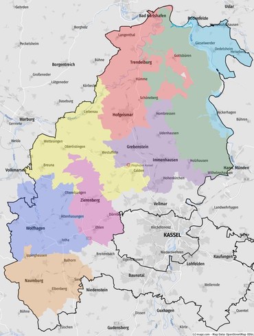 So sieht der Kirchenkreis Hofgeismar-Wolfhagen mit seinen 7 Kooperationsräumen ab dem 1. Januar 2026 aus. (© mapz.com – Map Data: OpenStreetMap ODbL)