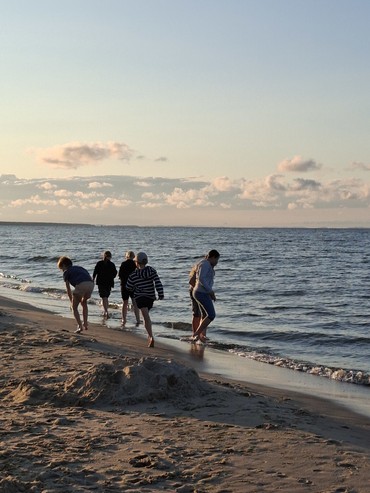 Kinder die vom Strand in die Ostsee gehen.