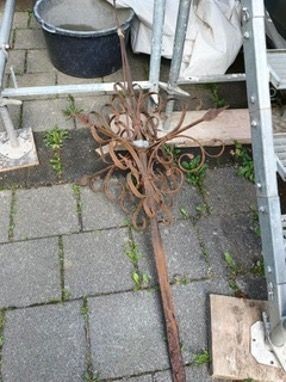 Das schmiedeeiserne Dachkreuz