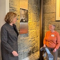 Sigrid Runkel (rechts) enthüllt die Gedenktafel. Foto: Nagelkreuzgemeinschaft