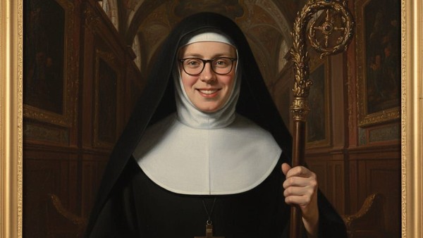 Eine Nonne in traditioneller Ordenstracht hält ein verziertes Prozessionskreuz und lächelt warm in einem reich detaillierten Innenraum.